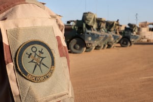 L’écusson des opérations spéciales de la task force Takuba, une mission militaire multinationale au Sahel, ici sur la base militaire de Ménaka, au Mali. © THOMAS COEX/AFP