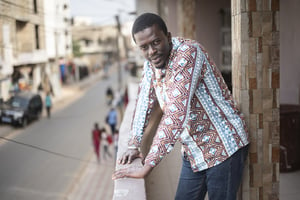 Seydina Issa Laye Sambe, 34 ans, nouveau maire de Yoff, sur le balcon de sa maison. © Sylvain Cherkaoui pour JA