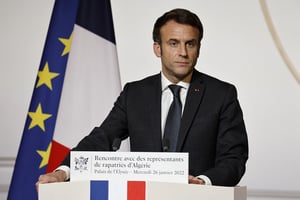 Emmanuel Macron lors de la rencontre avec des représentants de rapatriés d’Algérie, le 26 janvier, à l’Élysée. France’s  President Emmanuel Macron delivers a speech during a meeting with representatives of families of 1962 repatriates from Algeria at the Elysee palace in Paris, on January 26, 2022. – The trauma of the Algerian War has poisoned French politics for the past 60 years. Macron, France’s first leader born after the colonial era, has made a priority of reckoning with its past and forging a new relationship with former colonies.
© LUDOVIC MARIN/AFP