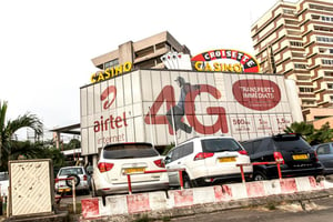 Publicité Airtel, à Libreville, Juillet 2018. Au Tchad, en 2020, après un accord avec le régulateur le duopole Tigo-Airtel a réinvesti l’intégralité du montant de l’amende infligée. © Jacques Torregano pour JA