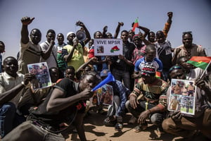 Des manifestants pro-junte, le 25 janvier à Ouagadougou. © Sophie Garcia/AP/SIPA