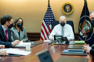 Joe Biden, Kamala Harris et des membres du conseil de sécurité nationale américain suivant l’opération qui a ciblé le chef de l’État islamique. Mandatory Credit: Photo by Shutterstock (12787677a)
United States President Joe Biden, US Vice President Kamala Harris and members of the President’s national security team observe the counterterrorism operation responsible for removing from the battlefield Abu Ibrahim al-Hashimi al-Qurayshi – the leader of ISIS. Mandatory
Biden Watches Operation Removing from the battlefield Abu Ibrahim al-Hashimi al-Qurayshi – the leader of ISIS, Washington, District of Columbia, USA – 03 Feb 2022/shutterstock_editorial_Biden_Watches_Operation_Removi_12787677a//2202031522
© Shutterstock/SIPA