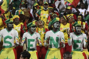Des supporters sénégalais pendant la CAN au Cameroun. © Sunday Alamba/AP/SIPA