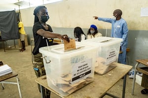 Lors des élections municipales et communales, le 23 janvier 2022, au lycée franco-arabe Cheikh Mouhamadou Fadilou Mbacke, à Dakar © SYLVAIN CHERKAOUI pour JA