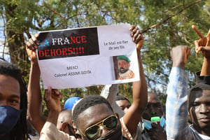 Un rassemblement de soutien à Assimi Goïta à Bamako. © Harandane Dicko/AP/SIPA