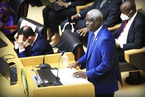 Le président de la Commission de l’Union africaine, Moussa Faki Mahamat, lors de son discours d’ouverture du 35e sommet de l’UA, le 2 février 2022 à Addis Ababa, en Éthiopie. © MINASSE WONDIMU HAILU/Anadolu Agency/AFP.