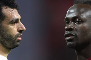 Coéquipiers à Liverpool, les deux superstars africaines, l’Égyptien Mohamed Salah et le Sénégalais Sadio Mané, vont s’affronter pour décrocher le sacre continental. © Montage JA : KENZO TRIBOUILLARD/AFP ; OLI SCARFF/AFP