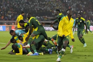 Les joueurs sénégalais célèbrent leur victoire à la CAN, le 6 février 2022 face à l’Égypte. © Themba Hadebe/AP/SIPA