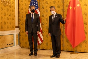 Le secrétaire d’État américain Antony J. Blinken rencontre le conseiller d’État et ministre des Affaires étrangères chinois Wang Yi en marge du sommet du G20 à Rome, en Italie, le 31 octobre 2021. © Ron Przysucha/ Département d’État/ Domaine public.