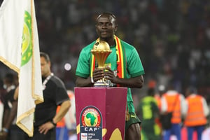 Sadio Mané pose avec le trophée de la CAN, le 6 février 2022, au stade Olembe de Yaoundé © Ayman Aref/DPA/MAXPPP