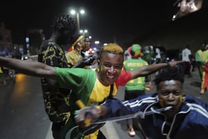 Des Sénégalais célèbrent la victoire de leur équipe à la CAN. © Sylvain Cherkaoui/AP/SIPA