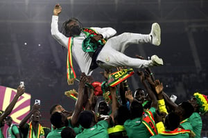 Les Lions de la Teranga célèbrent leur sélectionneur, Aliou Cissé, après leur victoire à la CAN, le 6 février 2022 © Sunday Alamba/AP/SIPA