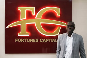 Oumar Seck, nouveau PDG de Fortunes Capital, dans le bâtiment qui abrite le holding à Dakar. © Théo du Couëdic