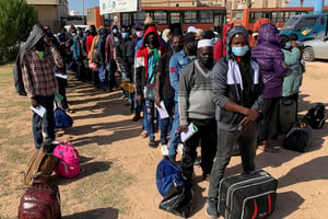 Des migrants sur le point d’être expulsés vers leur pays d’origine, à l’aéroport de Misrata, le 16 novembre 2021. © REUTERS/Ayman Al-Sahili