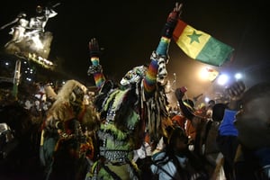 Scène de liesse à Dakar, le 6 février, après la victoire des Lions, lors de la CAN 2021. © SEYLLOU/AFP