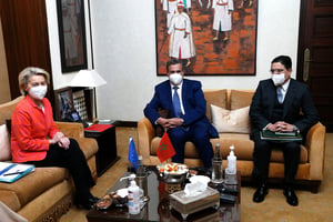 Le chef du gouvernement marocain Aziz Akhannouch et le ministre des Affaires étrangères Nasser Bourita, rencontre la présidente de la Commission européen Ursula von der Leyen, à Rabat, le 9 février 2022. © AFP