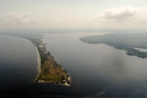 Pointe de Banana, à l’embouchure du fleuve Congo, où la première pierre du futur port en eaux profondes a été posée le 31 janvier 2022. © Gwenn Dubourthoumieu pour JA