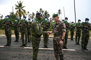 Le général Thierry Burkhard (à droite), chef d’état-major des armées françaises, est accueilli par le général Kouame Julien, chef d’état-major des armées de Côte d’Ivoire, le 7 février 2022. © SIA KAMBOU/AFP