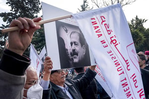 Manifestation marquant la 9e commémoration de l’assassinat de Chokri Belaïd, le 6 février 2022, place des Droits de l’Homme, à Tunis. © Nicolas Fauqué