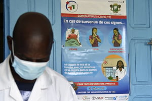 Dans une église fermée proche d’Abidjan, un docteur porte un masque chirurgical afin de se prémunir d’une infection au Covid-19 , le 20 mars 2020. © SIA KAMBOU/AFP