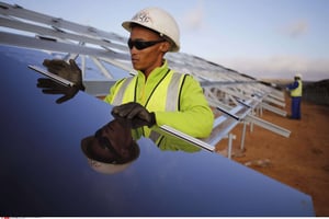 La construction de la centrale solaire de Lamberts Bay, en Afrique du Sud, en 2016. © Schalk van Zuydam/AP/SIPA