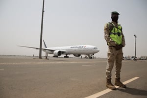 Un avion d’Air France sur le tarmac de Bamako, en mars 2021. A Malian soldier guards the tarmac as doses of the Oxford/AstraZeneca COVID-19 vaccine arrive at the airport in Bamako, Mali, on March 5, 2021, as a part of the COVAX program
© ANNIE RISEMBERG/AFP