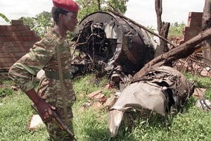 Le 23 mai 1994, un soldat du Front patriotique rwnadais marche près des lieux du crash de l’avion du président rwandais Juvénal Habyarimana, abattu le 6 avril 1994 à Kigali, au Rwanda. © Jean-Marc BouJu/AP/SIPA.