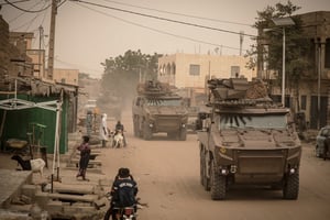 Des véhicules blindés de l’opération Barkhane patrouillent dans les rues de Tombouctou, le 14 décembre 2021. © FLORENT VERGNES/AFP