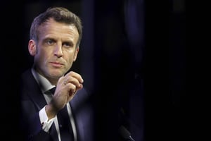 Emmanuel Macron, lors d’une rencontre avec les chefs d’États africains, le 16 février 2022 à Paris. © Sarah Meyssonnier/AP/SIPA