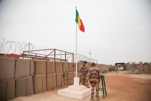 Des soldats de l’opération Barkhane replient le drapeau français lors de la rétrocession du camp à l’armée malienne, le 14 décembre 2021. © FLORENT VERGNES pour JA