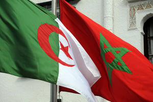 De gauche à droite, les drapeaux algérien et marocain. The flags of Algeria (L) and Morocco flutter as Algerian president greets Moroccan Foreign Minister on January 24, 2012 in Algiers. Moroccan Foreign Minister Saad Eddine Othmani yesterday began a fence-mending visit to Algeria to resolve disputes such as the neighbours’ lingering row over Western Sahara.
© FAROUK BATICHE/AFP
