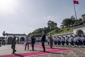 Mohamed Ennaceur (à g.), président par intérim après la disparition de Béji Caïd Essebsi, suivi du chef de l’État élu, Kaïs Saïed, au palais de Carthage, le 23 octobre 2019. © Nicolas Fauqué