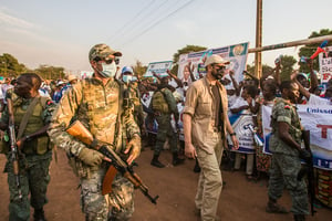 Miliciens russes et rwandais chargés de protéger le  président de la République centrafricaine, Faustin-Archange Touadéra, lors d’un meeting, fin 2020. © Nacer Talel/Anadolu Agency via AFP