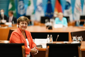 La directrice générale du Fonds monétaire international (FMI), Kristalina Georgieva (g), pose pour les photographes devant la chancelière allemande, Angela Merkel (dr), lors d’une réunion avec des organisations économiques et financières à Berlin, à la chancellerie allemande, à Berlin, en Allemagne, le 26 août 2021. © CLEMENS BILAN/POOL/MAXPPP.