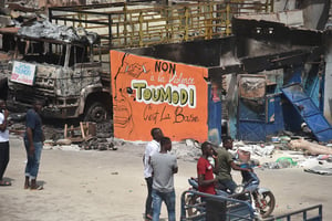 Le marché de Toumodi, le 4 novembre 2020, après des affrontements intercommunautaires lors de la présidentielle ivoirienne du 31 octobre. People stand near a wall of a damaged shop that reads: « no to violence, Toumodi is the basis » in the market of Toumodi on November 4, 2020, during a campaign of non-violence and peace awareness by young volunteers after inter-community clashes during the country’s presidential election of October 31, 2020. – Ivory Coast is caught in a standoff after Ivorian President Alassane Ouattara won a third term by a landslide in October 31, 2020’s vote, which was boycotted by the opposition claiming an « electoral coup » in a nation with a constitutional two-term presidential limit
© SIA KAMBOU/AFP