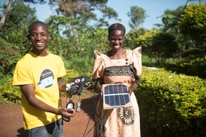 Accélération de l’énergie solaire hors réseau en Ouganda. District de Mukono. Paul Kityo, agent de terrain de Fenix, fait une démonstration des produits Fenix. © EIB
