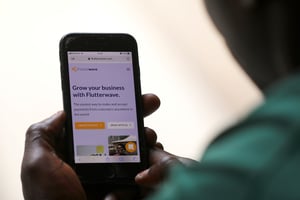 Un homme utilise l’application Flutterwave sur son smartphone, Abuja (Nigeria), 21 janvier 2020. © Afolabi Sotunde/REUTERS.