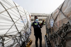 Arrivée du premier lot de doses destinées au Ghana via le dispositif Covax, en février 2021. © Francis Kokoroko/REUTERS