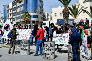 Manifestation réclamant le renvoi à l’expéditeur de déchets venus illégalement d’Italie, à Sousse, le 28 mars 2021. © Bechir TAIEB/AFP