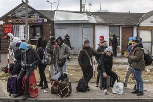 Des réfugiés de différents pays à la frontière entre la Pologne et l’Ukraine, le 27 février 2022. © WOJTEK RADWANSKI/AFP.