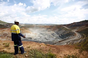 Un mineur regarde la mine à ciel ouvert de Kibali, opérée par Randgold Resources Ltd, en RD Congo, le 17 octobre 2014. © Simon Dawson/Bloomberg/Getty.