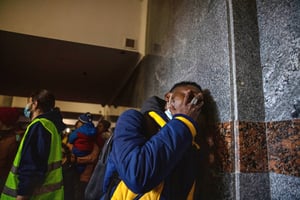 Un étudiant nigérian en larmes après que la police ukrainienne lui a interdit de monter à bord d’un train pour la Pologne, le 28 février, à Lviv. © Ethan Swope/Bloomberg via Getty