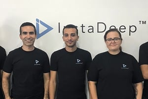 Karim Beguir (2e à gauche) et Zohra Slim (2e à droite) avec les autres fondateurs de la start up InstaDeep. © DR.