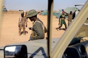 Les Forces armées maliennes lors d’une formation avec les forces spéciales françaises, dans la base militaire de Menaka, au Mali, le 7 décembre 2021. © Thomas Coex, AFP