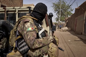Patrouille de l’armée malienne entre Mopti et Djenne, en février 2020 © MICHELE CATTANI / AFP