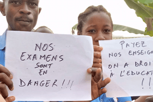 Des élèves et des enseignants unis dans « l’Opération craie morte » qui touche le Cameroun depuis le 21 février 2022. © Camer Press Agency