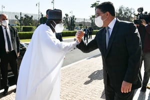 Le ministre marocain des Affaires étrangères Nasser Bourita recevant le président du parlement de la Cedeao, Sidie Mohamed Tunis, le 21 février 2022, à Rabat. © Diplomatie Maroc/Twitter