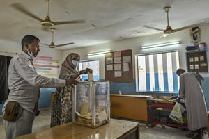 Une femme dépose son bulletin au centre de vote Ambouli-II A dans la capitale, Djibouti, le 9 avril 2021. © TONY KARUMBA/AFP