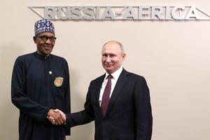 Le président russe Vladmir Poutine (à dr.) serre la main du président nigerian Muhammadu Buhari lors du sommet Russie-Afrique organisé au parc Sirius de Sotchi, en octobre 2019. © Gavriil Grigorov/TASS/Sipa USA/SIPA