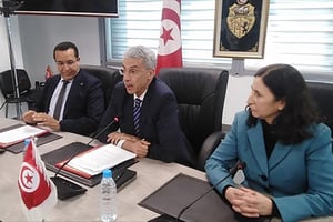 Le ministre tunisien de l’Économie et de la Planification, Samir Saïed (au centre), et le directeur général du Bureau régional Afrique du Nord de la BAD en Tunisie, Mohamed Al-Azizi (à g.), en présence de la ministre tunisienne de l’Équipement et de l’Habitat, Sarah Zafarani (à dr.). © Agence Afrique.